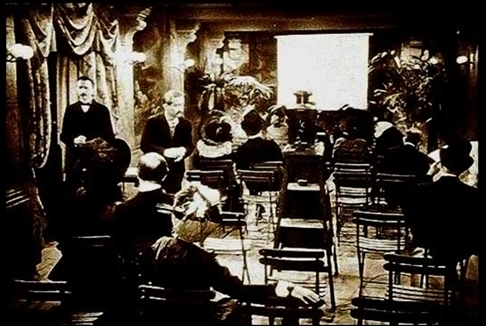 Primera proyección cinematográfica comercial a cargo de Auguste y Louis Lumière, inventores del cinematógrafo. Salón Indio del Gran Café del Boulevard de París, 28 de diciembre de 1895.